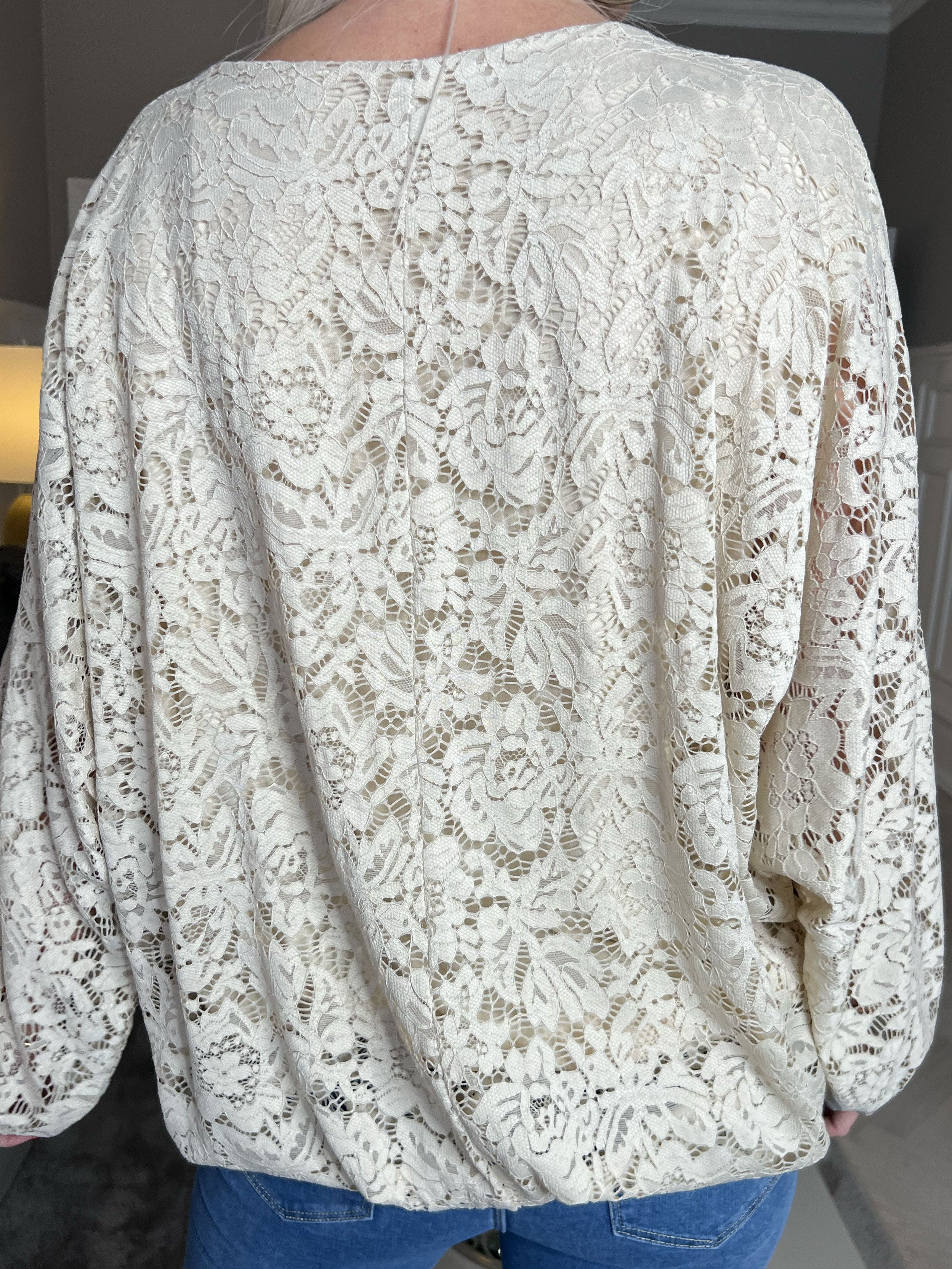 Destiny Lace - Spetsblus med fladdermusärmar